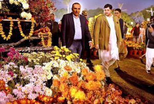 Caretaker Provincial Minister Barrister Syed Azfar Ali Nasir along with Director General Muhammad Tahir Wattoo visiting the Daisy Exhibition at Jilani Park