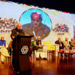 Renowned Writer Mustansar Hussain Tarar addressing during a closing ceremony of 16th Aalmi Urdu Conference at Arts Council.