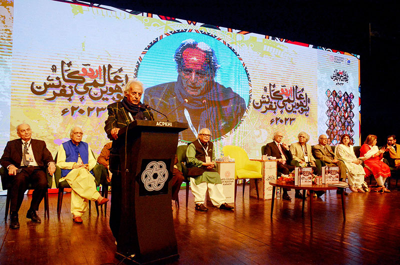 Renowned Writer Mustansar Hussain Tarar addressing during a closing ceremony of 16th Aalmi Urdu Conference at Arts Council.