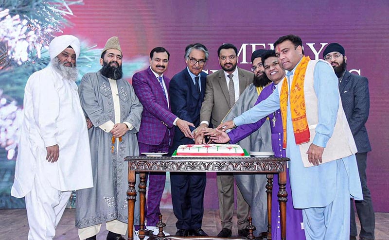 Foreign Minister Mr.Jalil Abbas Jilani, Minister for Human Rights Mr. Khalil George along with Christian, Hindu, Sikh communities and Muslim scholars cutting cake on the eve of Christmas Celebrations at PM Office