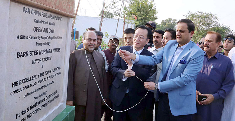 Mayor Karachi Barrister Murtaza Wahab along with Consul General of China Mr. Yang Yundong, unveiling the plaque to inagurate the open-air gym at the Pak-China Friendship Park at Kashmir Road