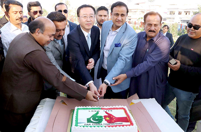 Mayor Karachi Barrister Murtaza Wahab along with Consul General of China Mr. Yang Yundong, unveiling the plaque to inagurate the open-air gym at the Pak-China Friendship Park at Kashmir Road