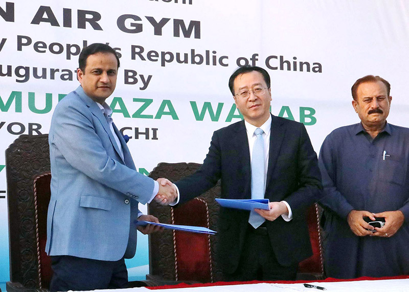 Mayor Karachi Barrister Murtaza Wahab along with Consul General of China Mr. Yang Yundong, unveiling the plaque to inagurate the open-air gym at the Pak-China Friendship Park at Kashmir Road