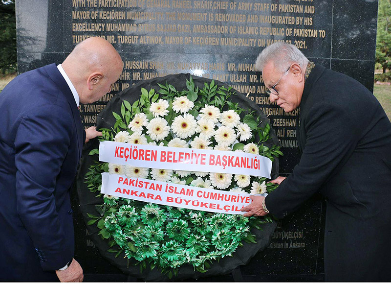 Ambassador of Pakistan to Turkiye Dr. Yousaf Junaid and Mayor Kecioren Turgut Altinok laying wreath at the memorial of APS martyrs