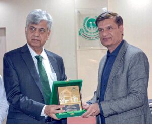 Caretaker Federal Minister for Information and Broadcasting Murtaza Solangi is honored with a shield by Caretaker Provincial Information Minister Jan Achakzai during his visit to DGPR.