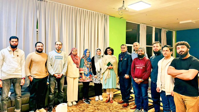 Amna Baloch meets Pakistani students in Brussels