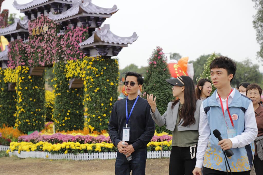 Translation celebrities, media delegation visit "Sea of Flowers" in Zhongshan, China