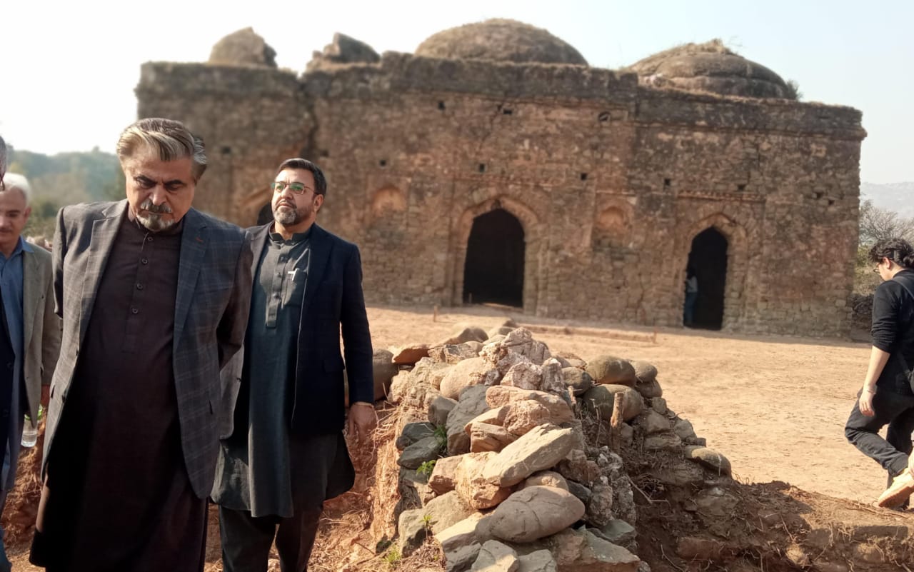 Jamal Shah visits Mai Qamro Mosque, Muqarab Khan Tomb