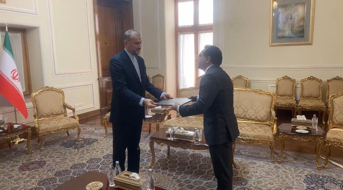 Pakistan's Ambassador presents letter of credence to Iranian FM
