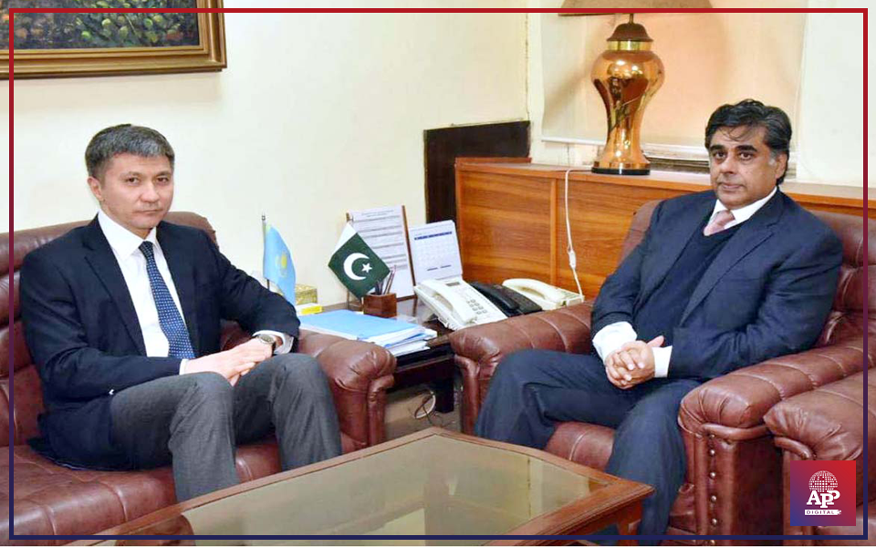 Kazakh envoy calls on Commerce Minister