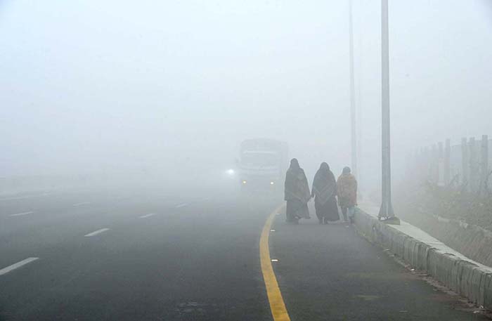 A view of dense fog covering surrounding areas of Bhara kaho along Srinagar Highway.
