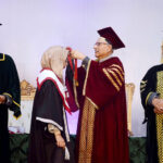 President Dr. Arif Alvi giving Gold medals to graduate student during 31st Convocation at University of Karachi (UoK)