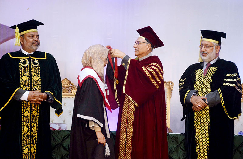 President Dr. Arif Alvi giving Gold medals to graduate student during 31st Convocation at University of Karachi (UoK)