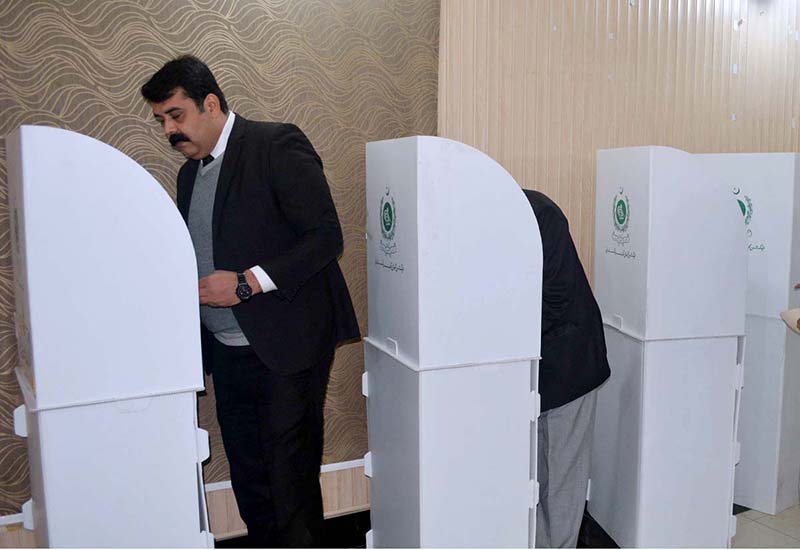 Lawyers casting their vote during District Bar Elections