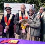 Chairman Parliamentary Committee on China-Pakistan Economic Corridor (CPEC), Senator Mushahid Hussain Sayed presenting a shield to CDA sanitation workers during the farewell party at E-7 Park.
