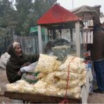 Vendor roasting popcorn to attract the customers at Qasim Bagh