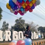 A vendor displaying balloons to attract the customers at College Road.