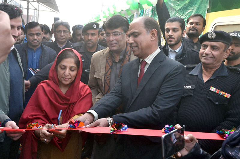 Deputy DS Railway Saima Bashir cutting the ribbon during the opening ceremony of the inauguration of the dining sleeper of Bahauddin Zakria Express