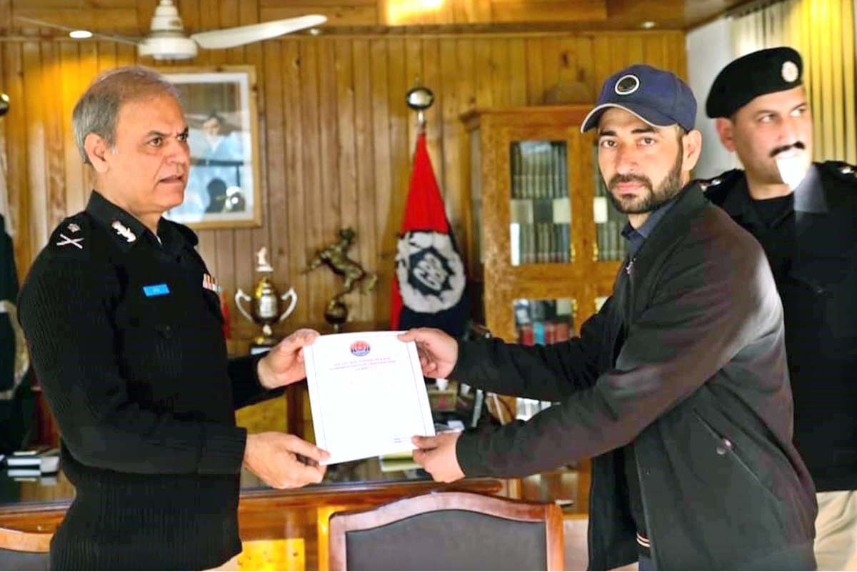 IGP Gilgit-Baltistan Afzal Mehmood Butt giving away certificate to Police personnel operation branch on his best duty.