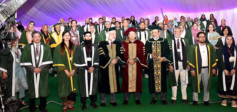 President Dr. Arif Alvi in a group photograph at the 31st Convocation ceremony of the University of Karachi
