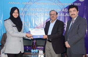 Special Judge Central, Faisalabad Division Rana Zahid Iqbal giving away award for best performance during Annual Award Distribution Ceremony organized at Zonal Office FIA, Faisalabad.