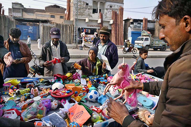 A roadside vendor displaying toys to attract the customers at Makki Shah Road
