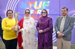 Divisional Commissioner Silwat Saeed distributing prizes among the players during Sports Gala-2024 at The University of Faisalabad (TUF).