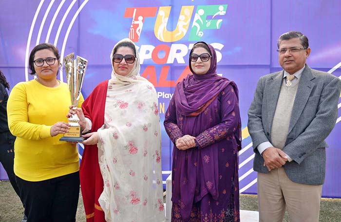 Divisional Commissioner Silwat Saeed distributing prizes among the players during Sports Gala-2024 at The University of Faisalabad (TUF).