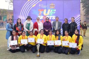 Divisional Commissioner Silwat Saeed distributing prizes among the players during Sports Gala-2024 at The University of Faisalabad (TUF).