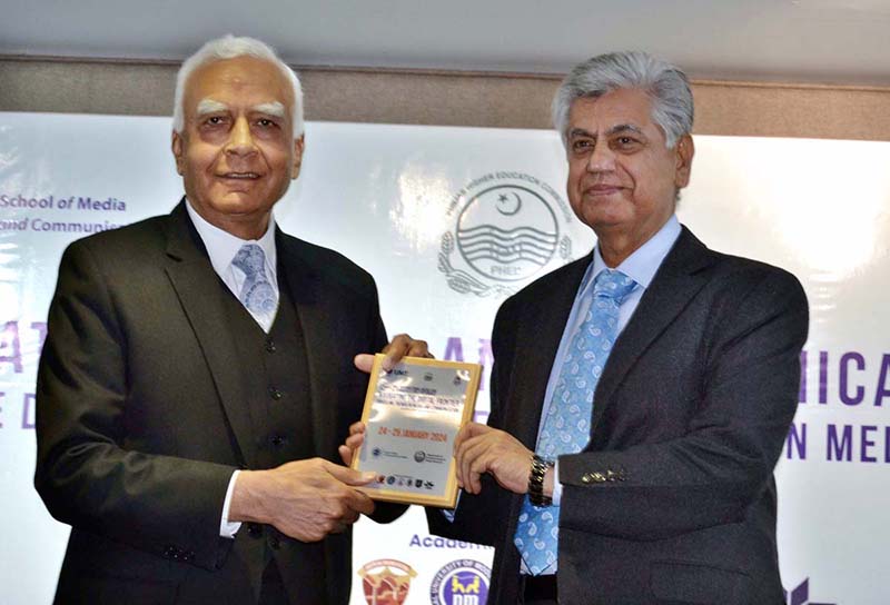Rector UMT Asif Raza presenting souvenir to Caretaker Federal Minister for Information and Broadcasting Murtaza Solangi on the occasion of the Second International Media and Communication Conference
