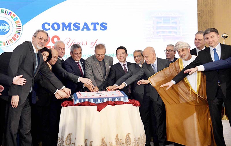 President Dr Arif Alvi cutting cake to mark the 29th anniversary celebration of the Commission on Science and Technology for Sustainable Development in the South (COMSATS), at Aiwan-e-Sadr