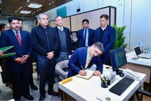 Caretaker Prime Minister Anwaar-ul-Haq Kakar records his remarks in the visitor's book in the Business Facilitation Center.