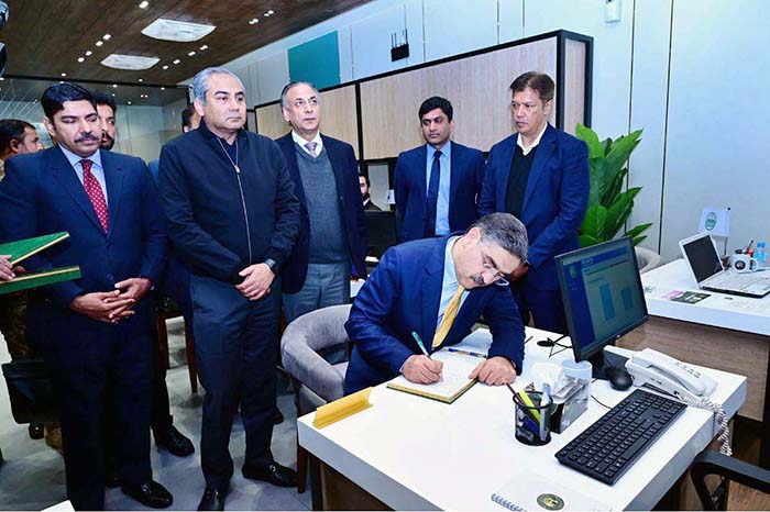 Caretaker Prime Minister Anwaar-ul-Haq Kakar records his remarks in the visitor's book in the Business Facilitation Center.