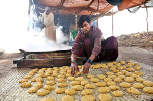 A worker preparing traditional sweet item Gur at Mirpurkhas road.