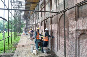 The historical and cultural emirate of Lahore to its old style. Industrious workers are working to restore. 