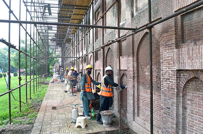 The historical and cultural emirate of Lahore to its old style. Industrious workers are working to restore.