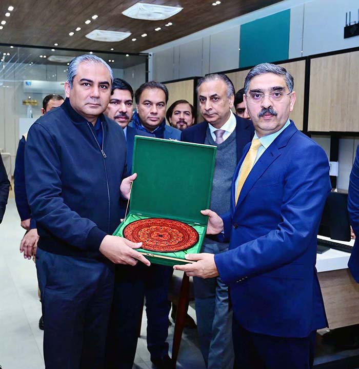 Caretaker Chief Minister Punjab Syed Mohsin Raza Naqvi presents caretaker Prime Minister Anwaar-ul-Haq Kakar with a souvenir in the Business Facilitation Center. Caretaker Chief Minister Punjab Syed Mohsin Raza Naqvi presents caretaker Prime Minister Anwaar-ul-Haq Kakar with a souvenir in the Business Facilitation Center.
