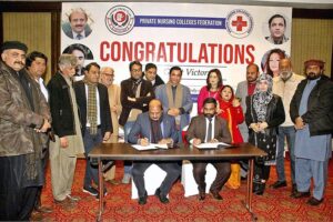 Patron-in-Chief of Private Nursing Colleges Federation Mahmood Sadiq Dhotar and President of Lahore Press Club Arshad Ansari are signing the Memorandum of Understanding (MOU) in the ceremony regarding the admission of children of journalists on scholarship in private Nursing Colleges