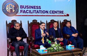 Caretaker Prime Minister Anwaar-ul-Haq Kakar addressing business community and media representatives during his visit to Business Facilitation Center.