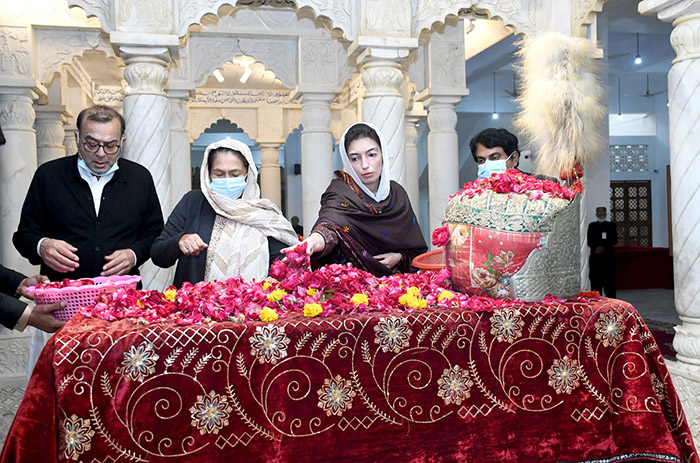 Bibi Aseefa Bhutto Zardari along with her maternal aunt, Sanam Bhutto showering flowers at the grave of Shaheed Zulfikar Ali Bhutto on the eve of his 96th birth anniversary at Garhi Khuda Bakhsh Bhutto.