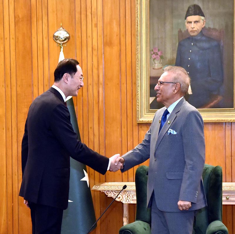 President Dr Arif Alvi welcoming the Vice Foreign Minister of the People's Republic of China, Mr Sun Weidong, at Aiwan-e-Sadr