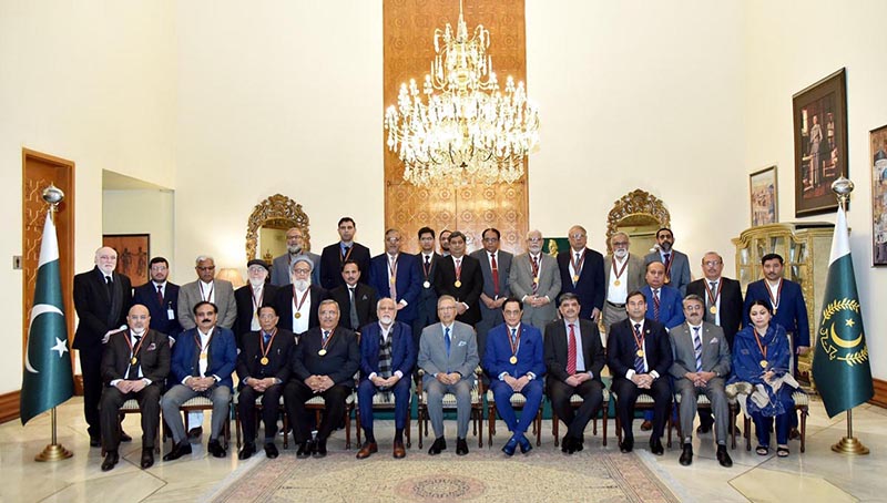 President Dr Arif Alvi in a group photo with the recipients of the Pakistan Engineering Council Engineers Excellence Awards 2022, at Aiwan-e-Sadr