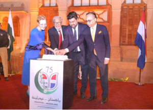 Sindh Governor Kamran KhanTessori, Caretaker Chief Minister Justice(rtd) Maqbool Baqar along with Dutch Ambassador Ms. Henny de Vries and CG Tarek Khan in a cake cutting ceremony during diplomatic relations anniversary celebrations at Mohatta Palace