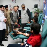 President Dr. Arif Alvi enquiring after the health of patients during his visit to the Sundas Foundation Karachi Centre, providing blood and hematological services to patients