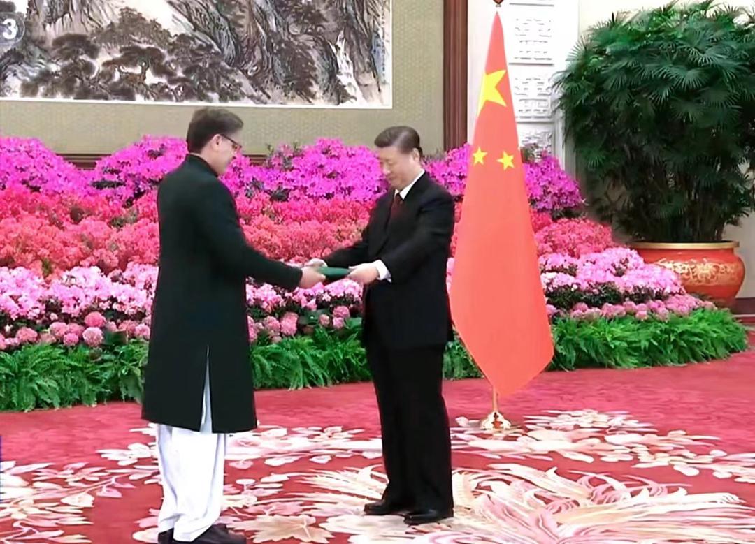 Ambassador Khalil Hashmi presents his credentials to President Xi Jinping