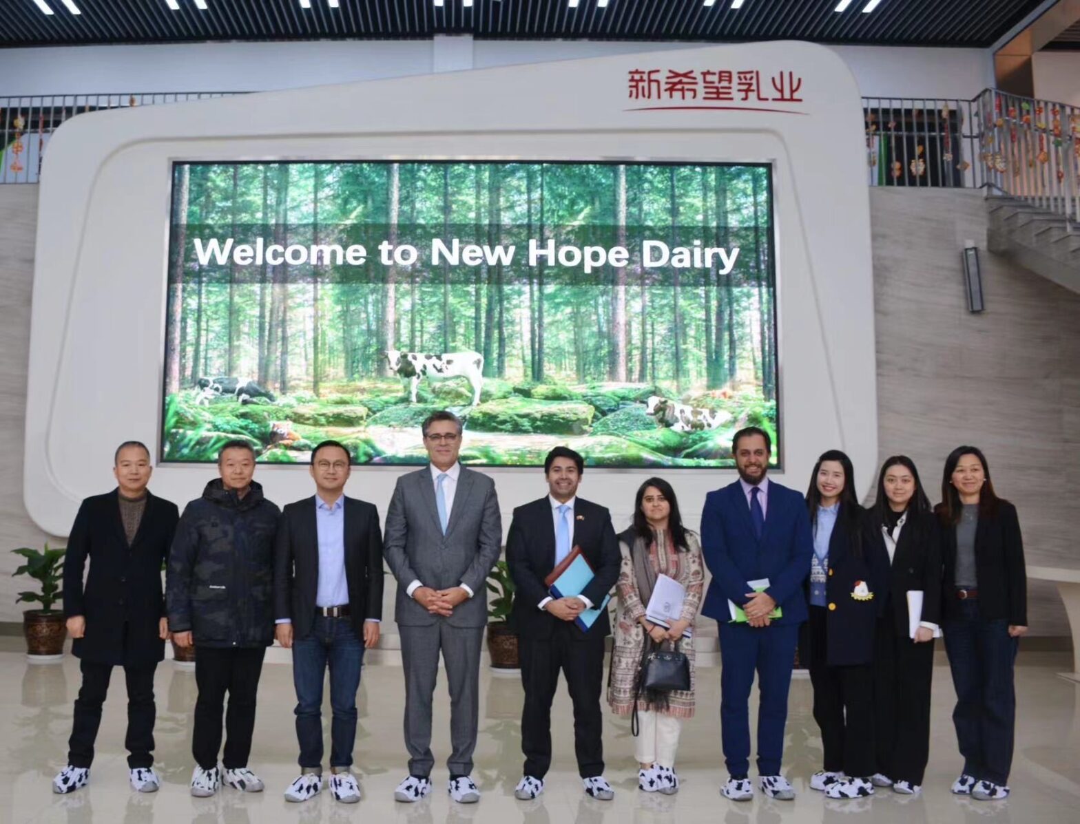 Ambassador Hashmi visits Chinese companies, meets Pakistani diaspora in Chengdu