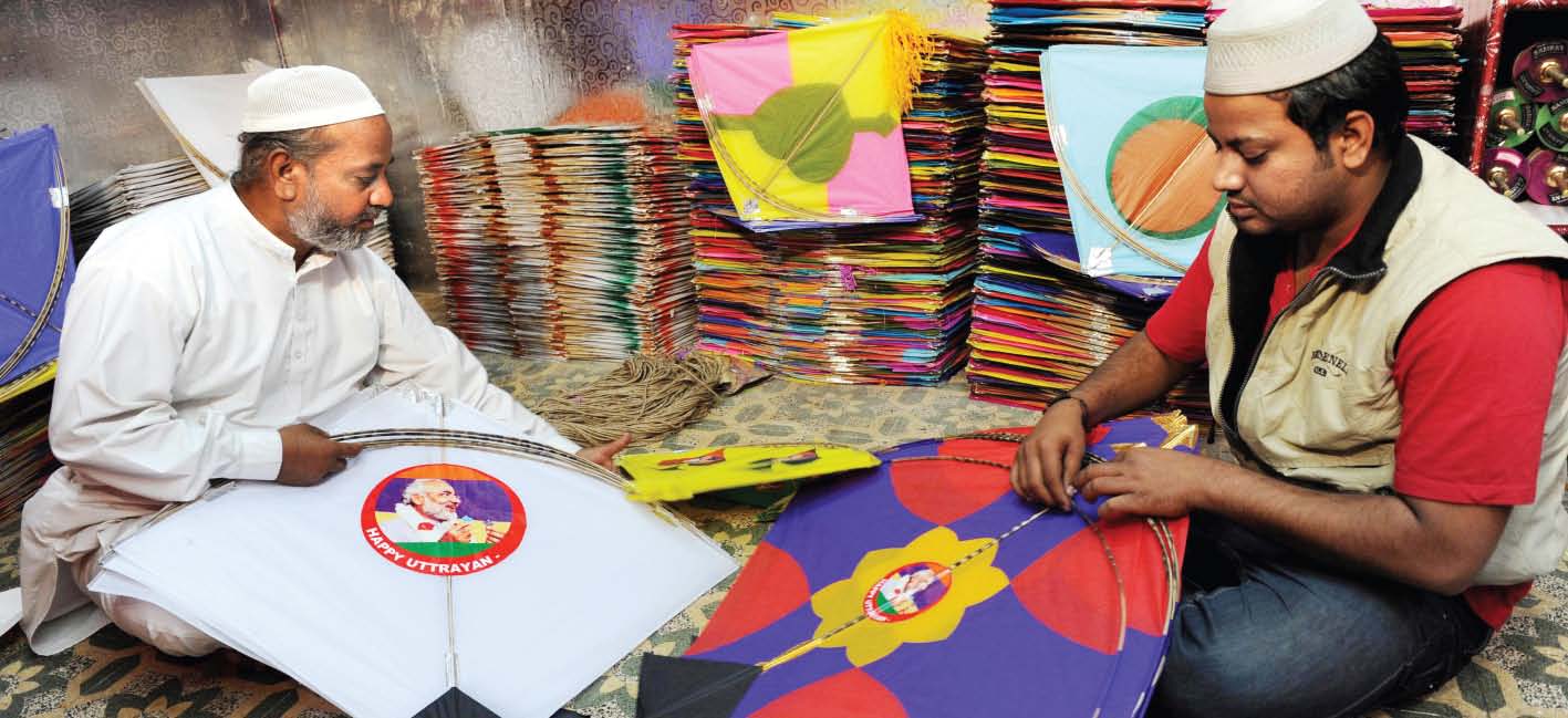 Kite seller among five held; narcotics, Kites recovered