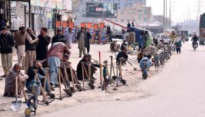 A Large number of Labourers waiting for Customers at Khanna Bridge.