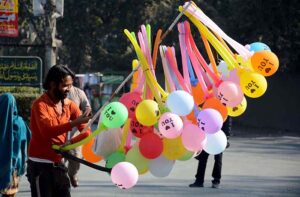 A vendor displayed colorful balloons to attract the customers at roadside. 