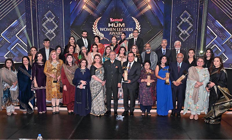 President Arif Alvi, in a group photograph, with the organizers & recipients of the awards at the 5th edition of HUM Women Leaders Awards-2024 ceremony held at the Jinnah Convention Center